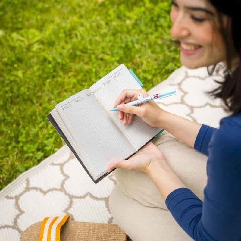 Legami 12-Month Diary - 2026 - Medium Weekly Diary - Retro Blue