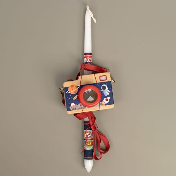 Λαμπάδα Λευκή με Ξύλινη Φωτογραφική Μηχανή Λαμπάδα Λευκή με Ξύλινη Φωτογραφική Μηχανή